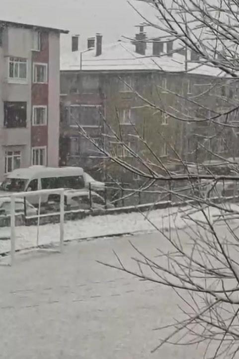 Güne kar yağışı ile uyandılar: Birçok il beyaz örtüyle kaplandı Kış gitmiyorum diye geri geldi