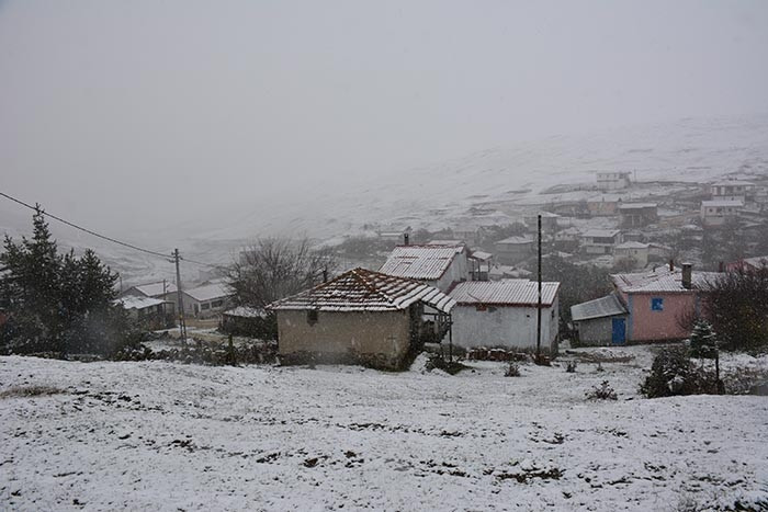 Güne kar yağışı ile uyandılar: Birçok il beyaz örtüyle kaplandı Kış gitmiyorum diye geri geldi