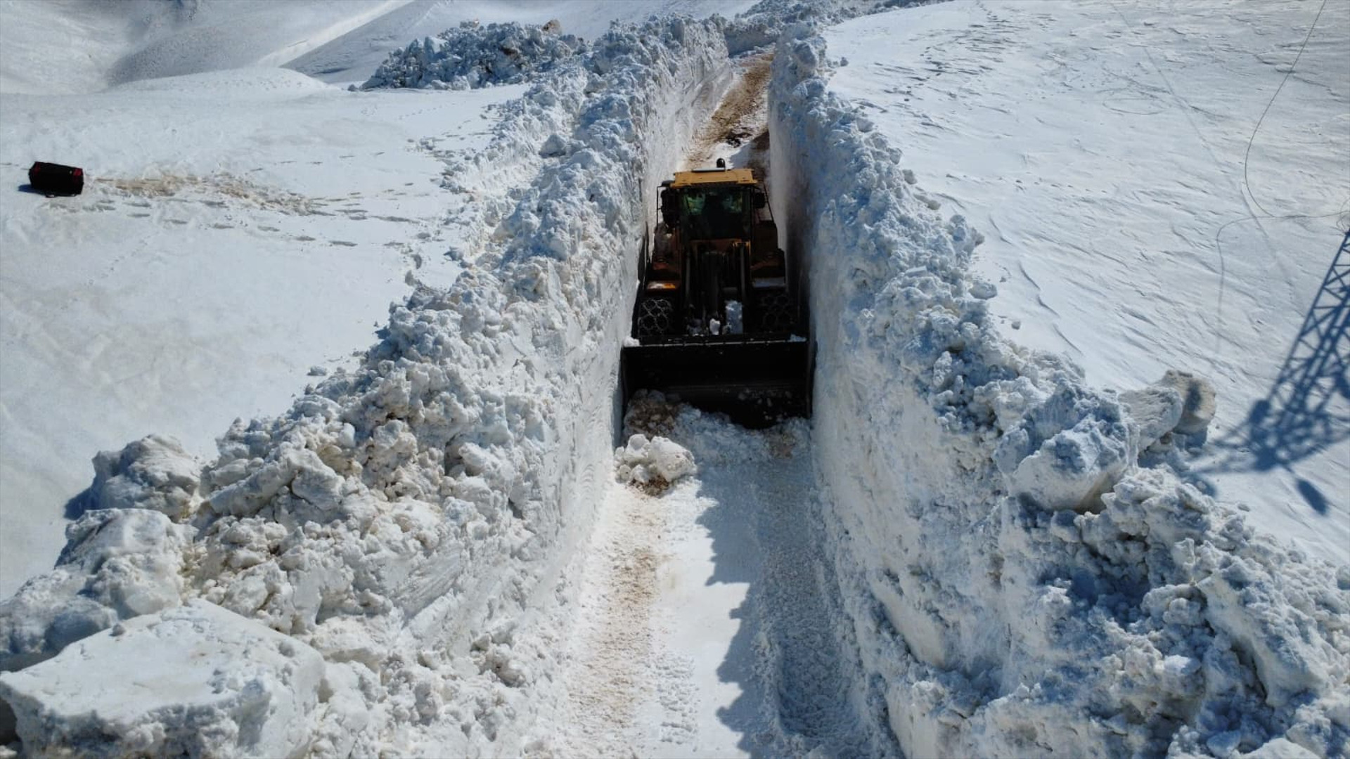 Kar kalınlığı 6 metreyi geçti Zorlu mücadele böyle görüntülendi