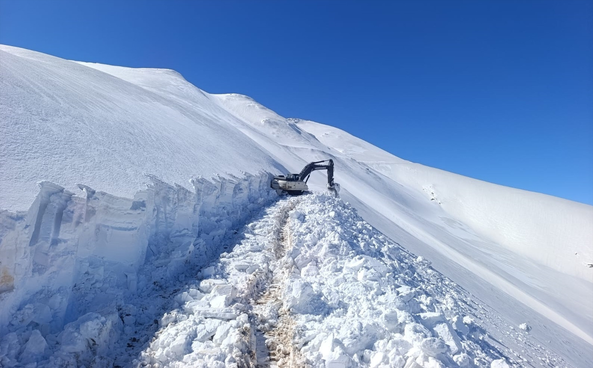 Kar kalınlığı 6 metreyi geçti Zorlu mücadele böyle görüntülendi