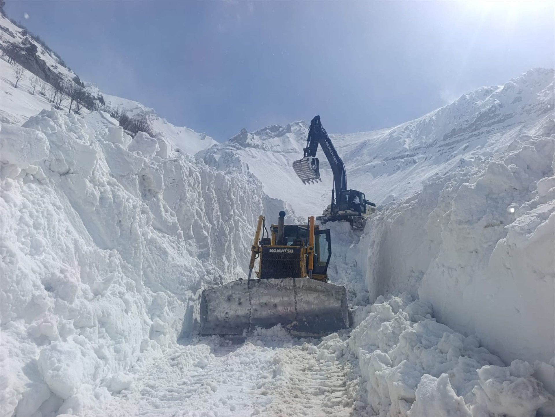 Kar kalınlığı 6 metreyi geçti Zorlu mücadele böyle görüntülendi