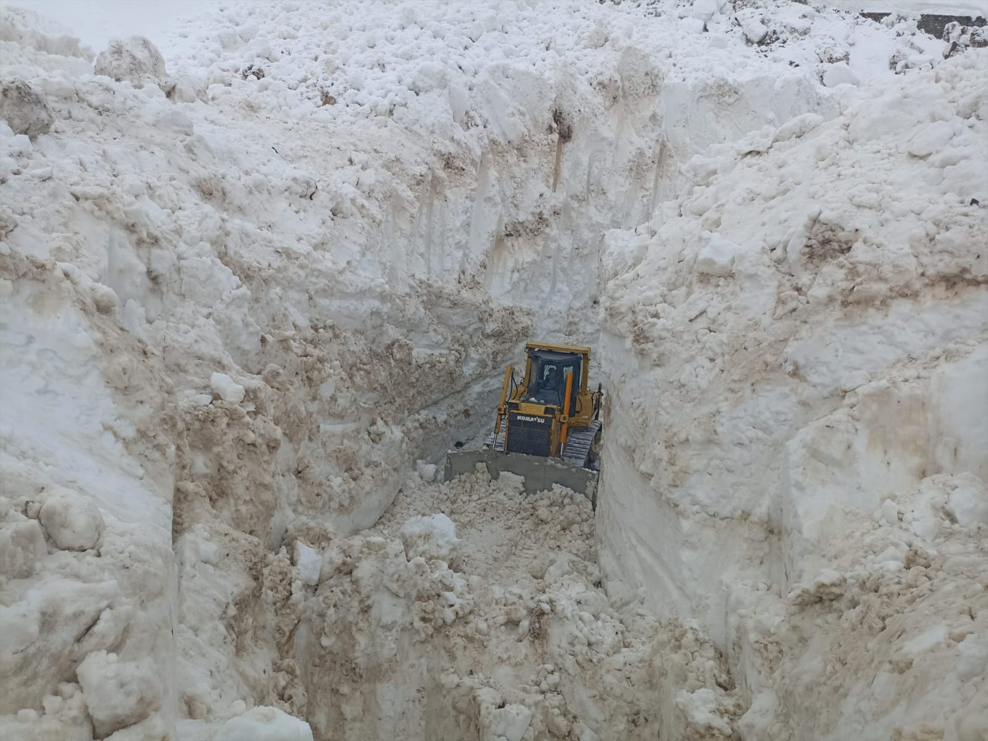Kar kalınlığı 6 metreyi geçti Zorlu mücadele böyle görüntülendi