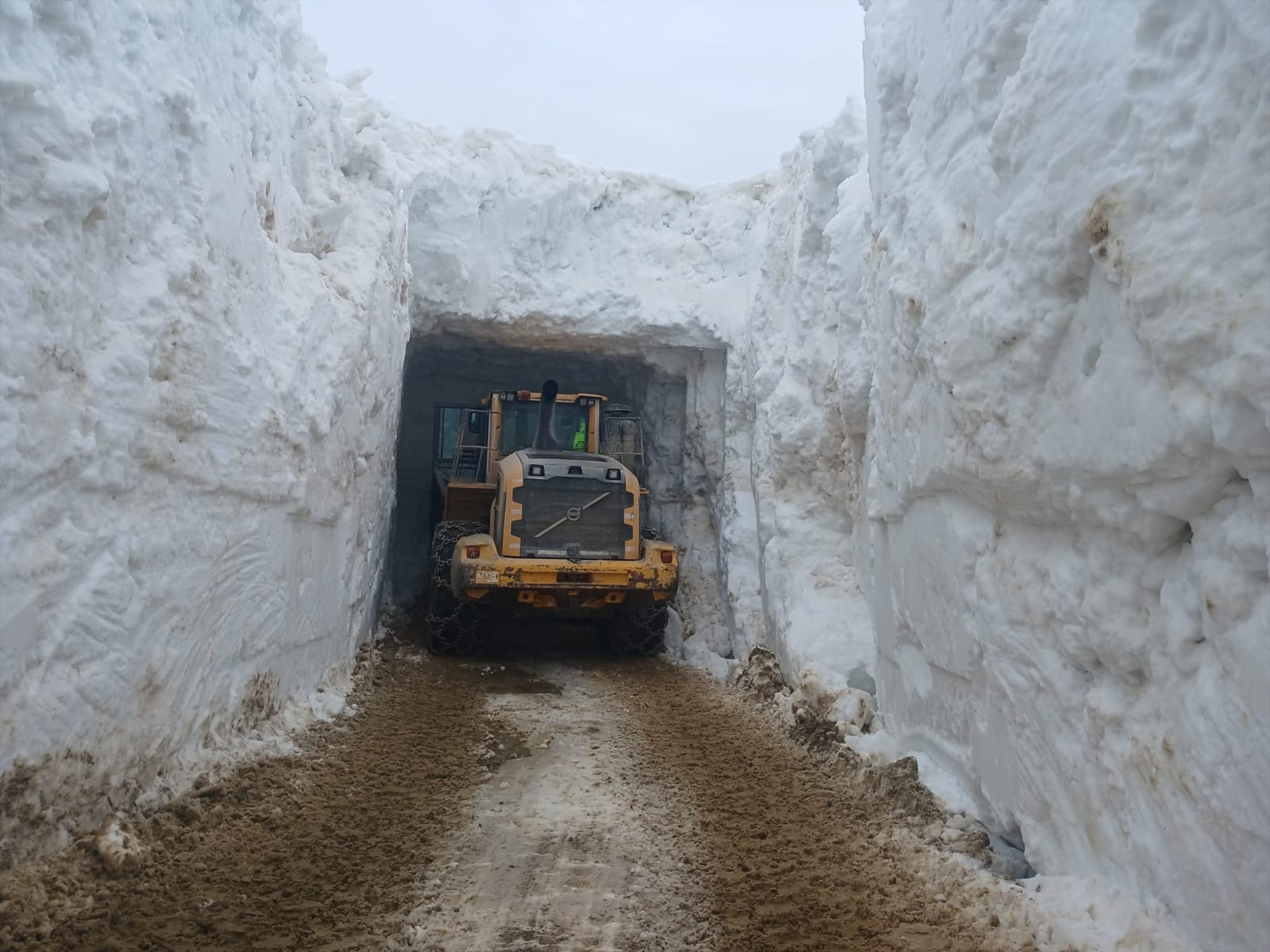 Kar kalınlığı 6 metreyi geçti Zorlu mücadele böyle görüntülendi