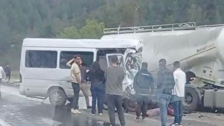 Burdur'da feci kaza… Minibüsle beton mikseri çarpıştı: 6 ölü, 4 yaralı