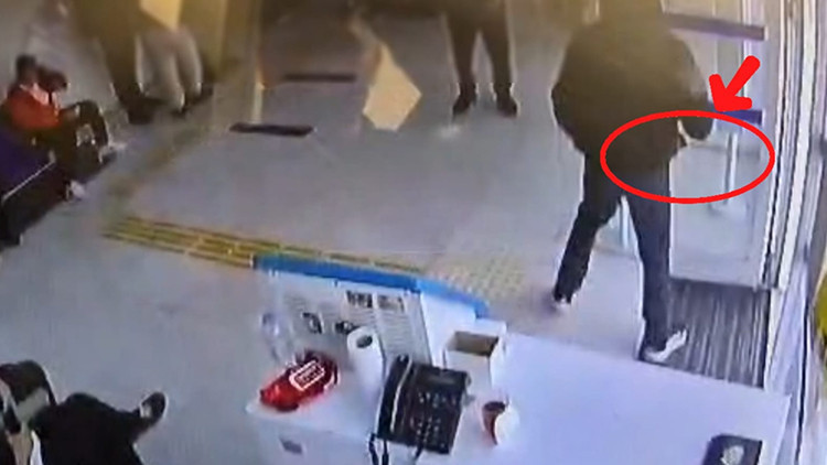 Satırla banka soymaya çalıştı