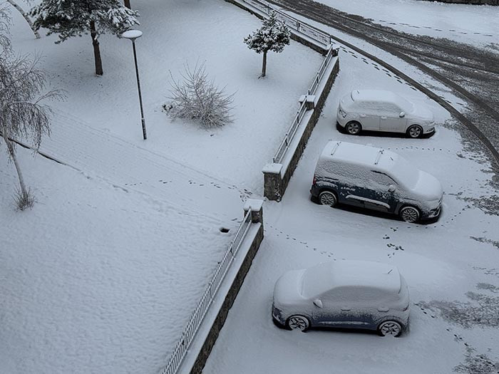  Kar kalınlığı 30 santimi aştı Yerleşim yerleri ulaşıma kapandı | Baharın tam meydanından geliyorum, sürpriz oldu