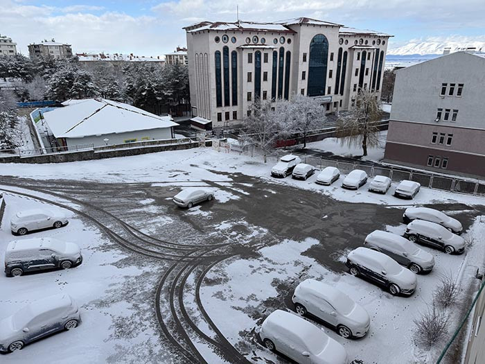  Kar kalınlığı 30 santimi aştı Yerleşim yerleri ulaşıma kapandı | Baharın tam meydanından geliyorum, sürpriz oldu