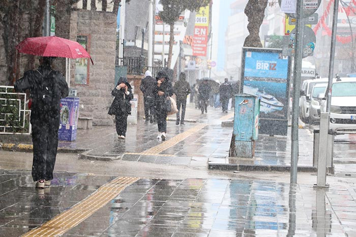  Kar kalınlığı 30 santimi aştı Yerleşim yerleri ulaşıma kapandı | Baharın tam meydanından geliyorum, sürpriz oldu