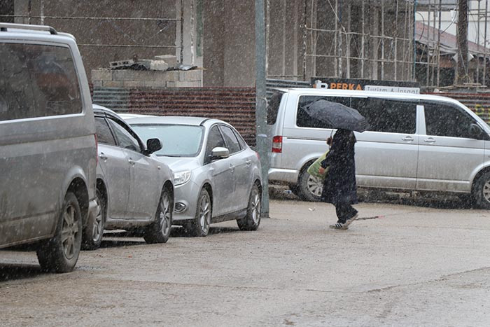  Kar kalınlığı 30 santimi aştı Yerleşim yerleri ulaşıma kapandı | Baharın tam meydanından geliyorum, sürpriz oldu