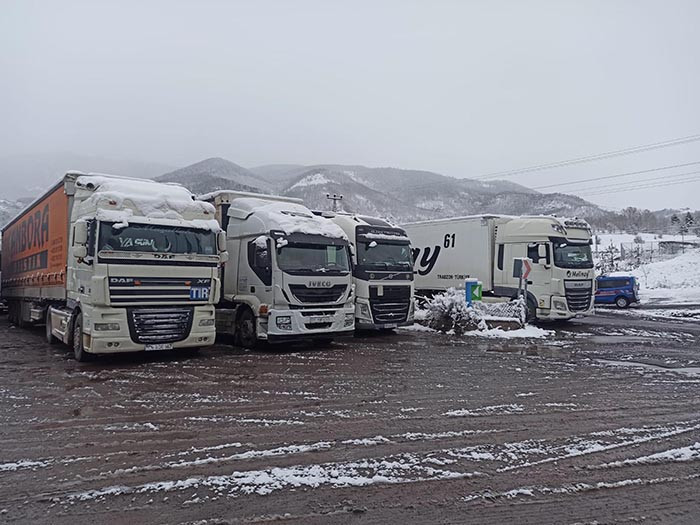  Kar kalınlığı 30 santimi aştı Yerleşim yerleri ulaşıma kapandı | Baharın tam meydanından geliyorum, sürpriz oldu