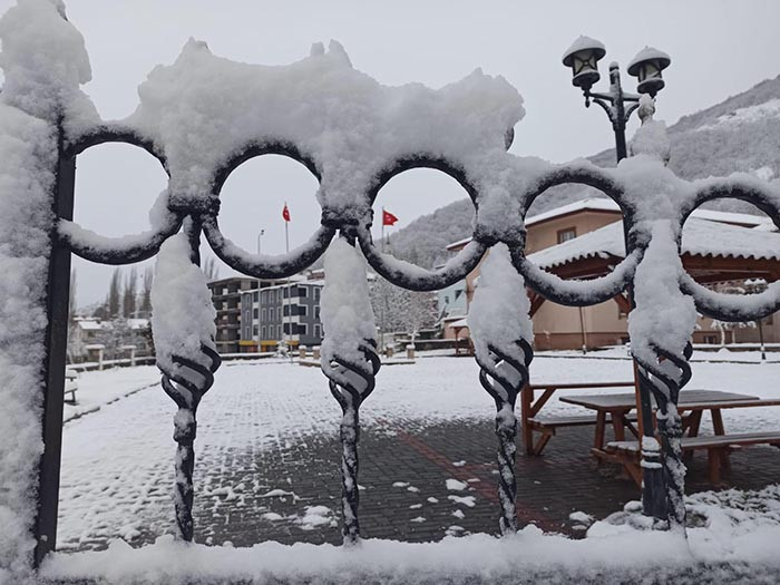  Kar kalınlığı 30 santimi aştı Yerleşim yerleri ulaşıma kapandı | Baharın tam meydanından geliyorum, sürpriz oldu