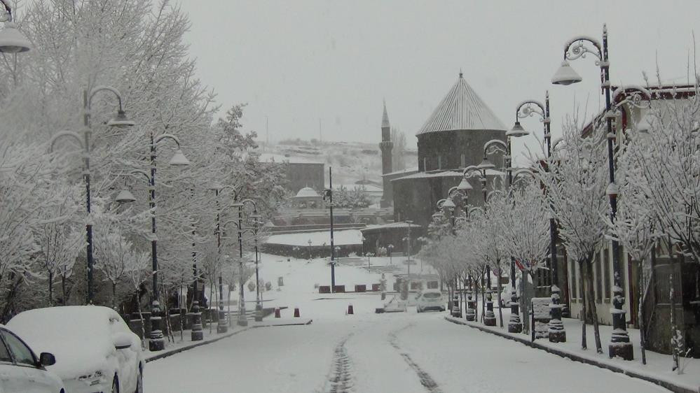  Kar kalınlığı 30 santimi aştı Yerleşim yerleri ulaşıma kapandı | Baharın tam meydanından geliyorum, sürpriz oldu