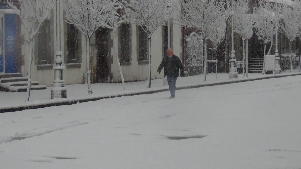 Kar kalınlığı 30 santimi aştı Yerleşim yerleri ulaşıma kapandı | Baharın tam meydanından geliyorum, sürpriz oldu