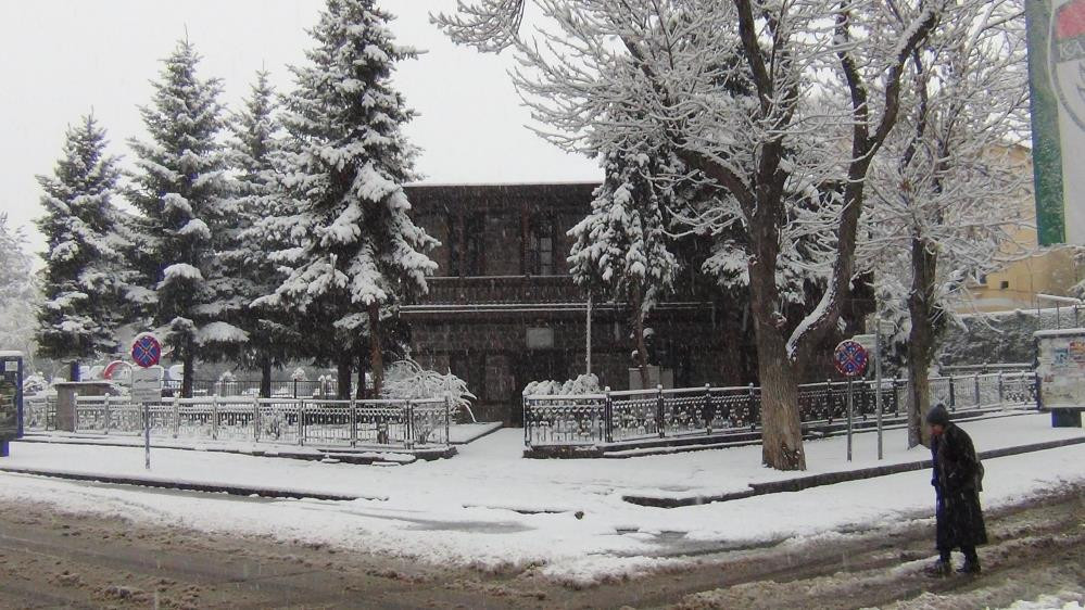  Kar kalınlığı 30 santimi aştı Yerleşim yerleri ulaşıma kapandı | Baharın tam meydanından geliyorum, sürpriz oldu