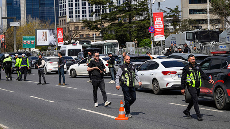 Beşiktaş'taki terör saldırısında polisle dalga geçenler adliyeye sevk edildi