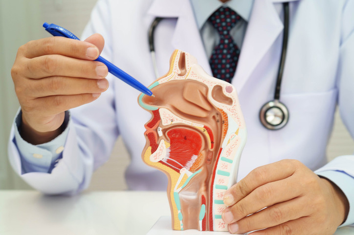 Hapşırınca burnundan çıktı: Yüzüne üşüşen sinekler haftalar sonra dehşete dönüştü