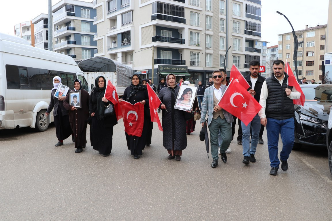 Vanlı aileler DEM Parti İl Başkanlığı önündeki eylemlerine devam etti