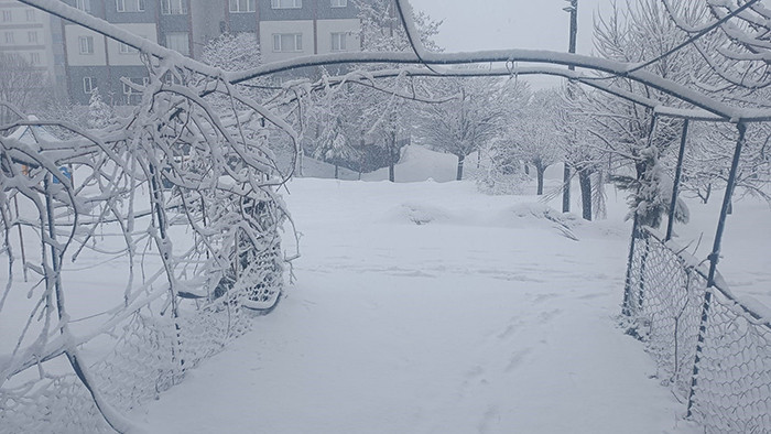  Lapa lapa kar yağıyor Kış maalesef bizi terk etmiyor