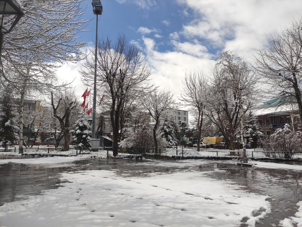  Lapa lapa kar yağıyor Kış maalesef bizi terk etmiyor