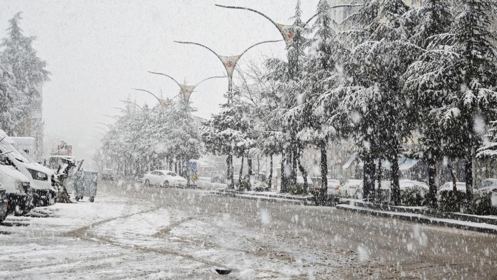  Lapa lapa kar yağıyor Kış maalesef bizi terk etmiyor