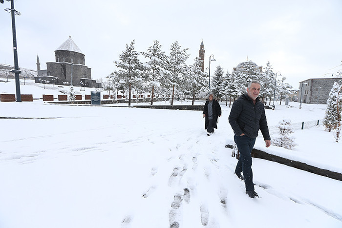 Lapa lapa kar yağıyor Kış maalesef bizi terk etmiyor