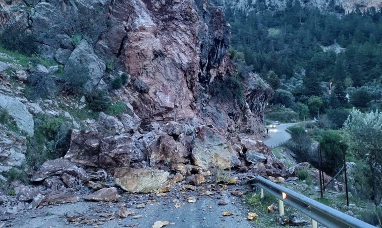 Fethiye'de yamaçtan düşen kaya parçaları yolu kapattı