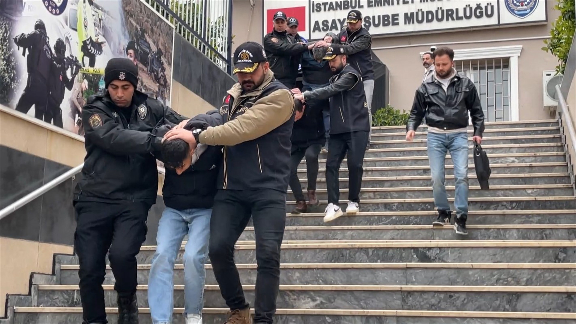Beşiktaşta 18 aracı kundaklamışlardı Detaylar şüphelinin kırmaya çalıştığı telefonundan çıktı Beşiktaşta 18 aracı kundaklamışlardı Detaylar şüphelinin kırmaya çalıştığı telefonundan çıktı