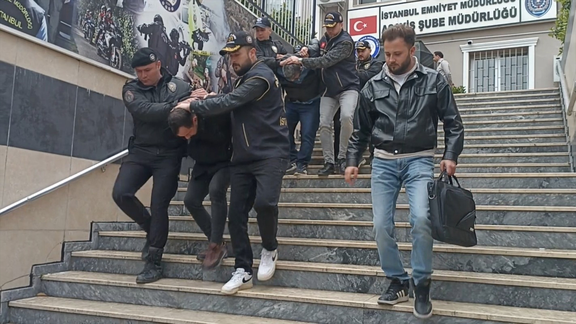 Beşiktaşta 18 aracı kundaklamışlardı Detaylar şüphelinin kırmaya çalıştığı telefonundan çıktı Beşiktaşta 18 aracı kundaklamışlardı Detaylar şüphelinin kırmaya çalıştığı telefonundan çıktı