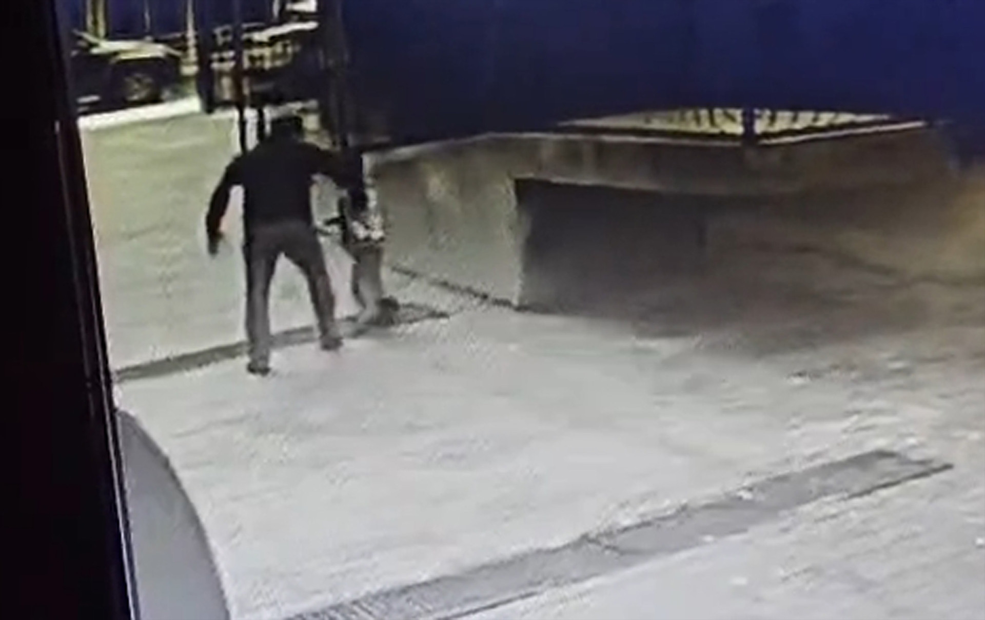 BENİ SÜRÜKLEDİ, YÜZÜME VE  KAFAMA VURDU