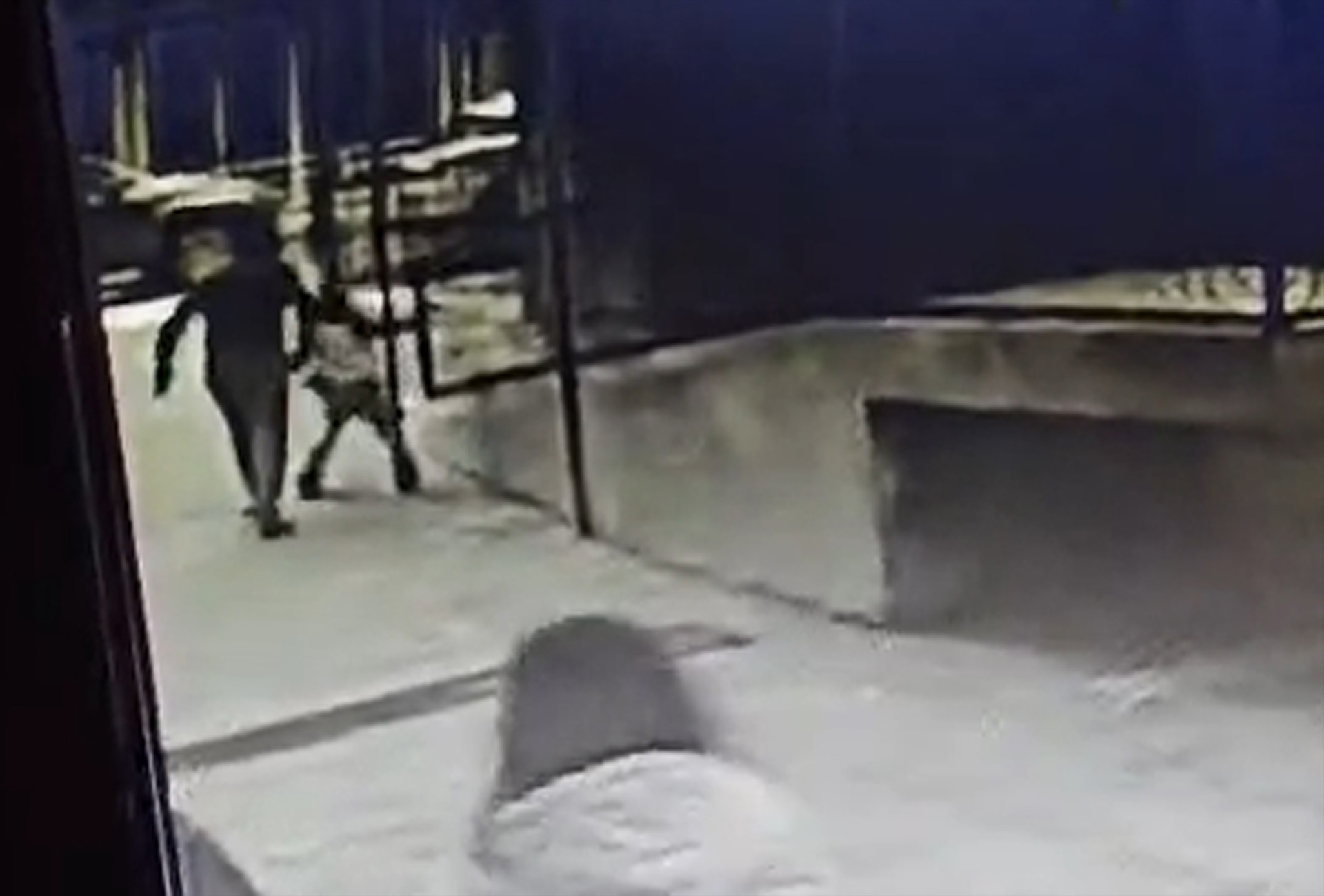 9 yaşındaki çocuğa şiddet kamerada Sürüklemeye başladı, yüzüme ve kafama vurdu