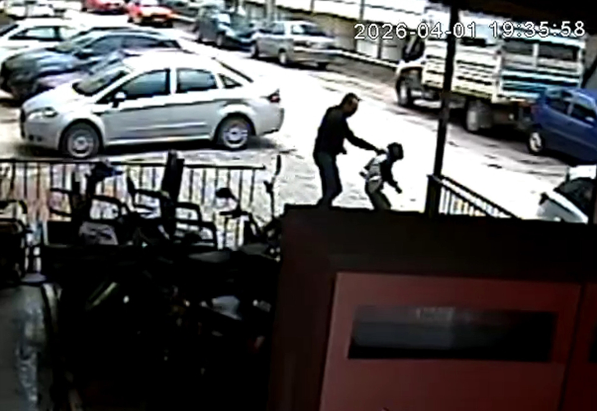 9 yaşındaki çocuğa şiddet kamerada! 'Sürüklemeye başladı, yüzüme ve kafama vurdu'