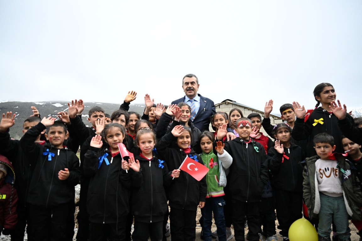Milli Eğitim Bakanı Yusuf Tekin, Van'da ilkokul öğrencileriyle buluştu