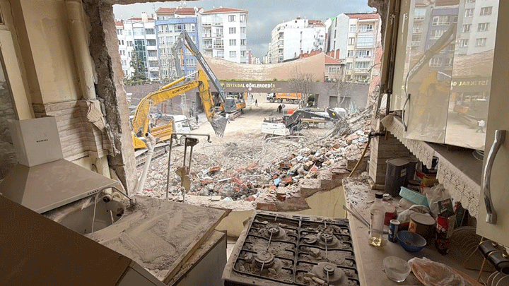 8 katlı binanın yıkımında önce iş yerinin duvarı sonra bir evin duvarı yıkıldı! 'Kaç gündür ev beşik gibi sallanıyor'