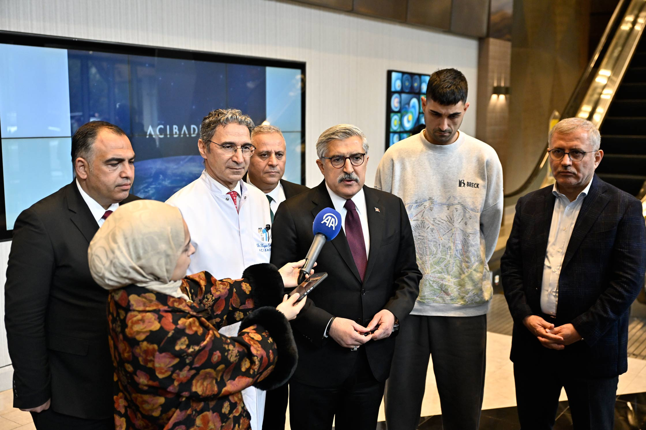 AK Parti Genel Başkan Yardımcısı Yayman, sanatçı İbrahim Tatlıses'i hastanede ziyaret etti