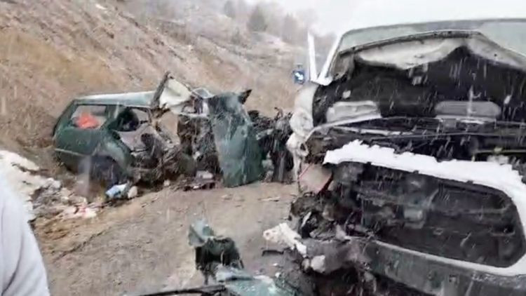 Öğretmenleri taşıyan minibüs ile otomobil çarpıştı: 1 ölü, 9 yaralı