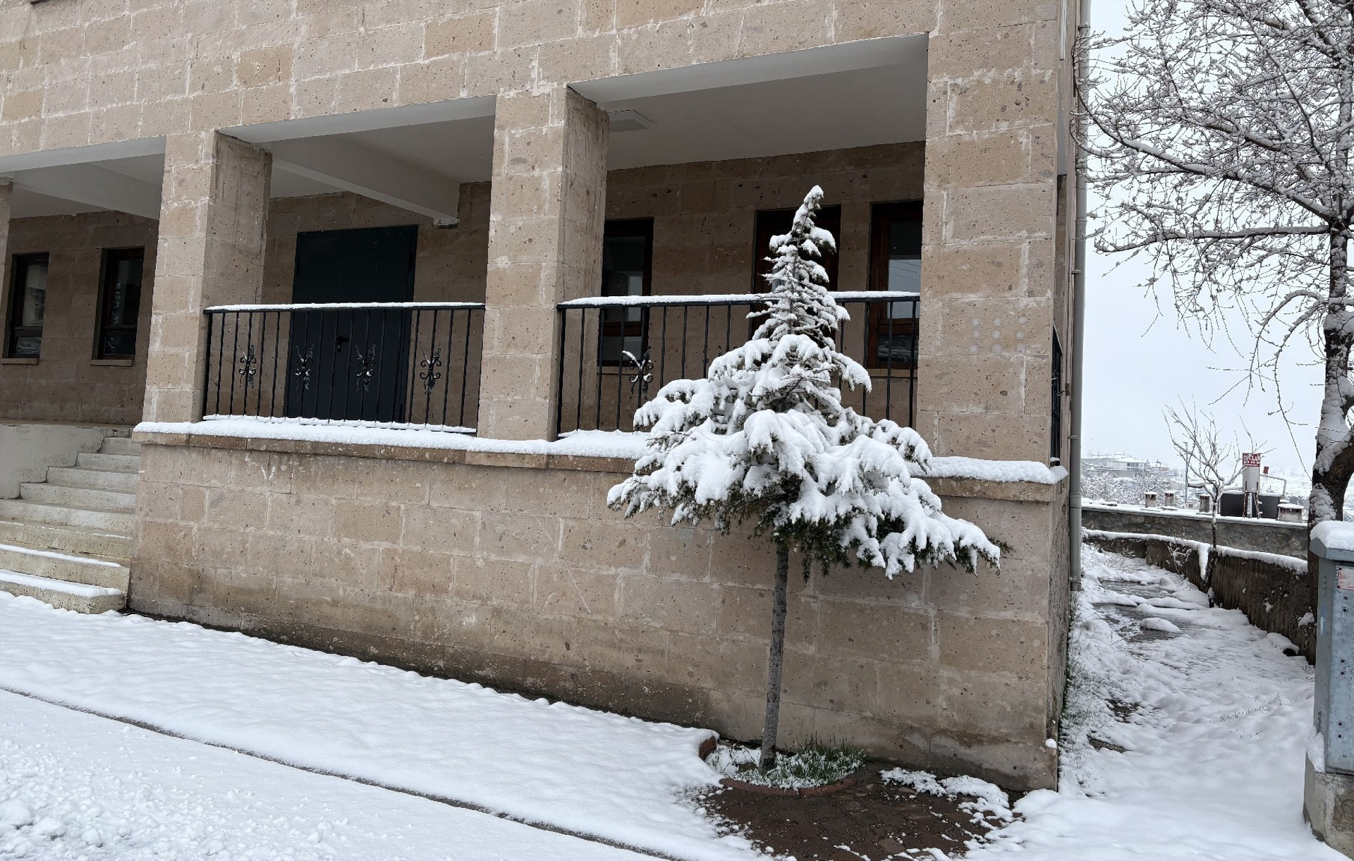 Bahar yerini kışa bıraktı Nisan ayında 4 metre karla mücadele... Birçok il beyaza büründü