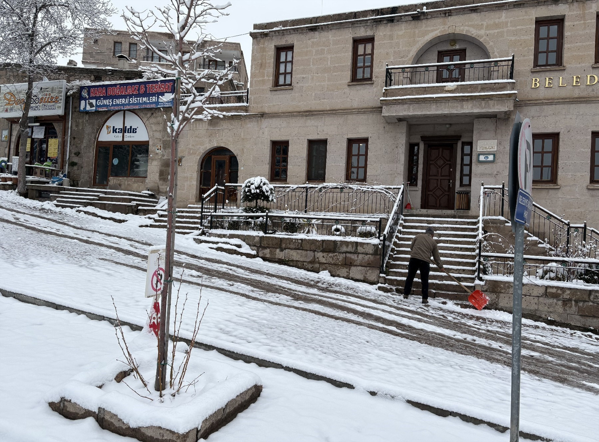 Bahar yerini kışa bıraktı Nisan ayında 4 metre karla mücadele... Birçok il beyaza büründü