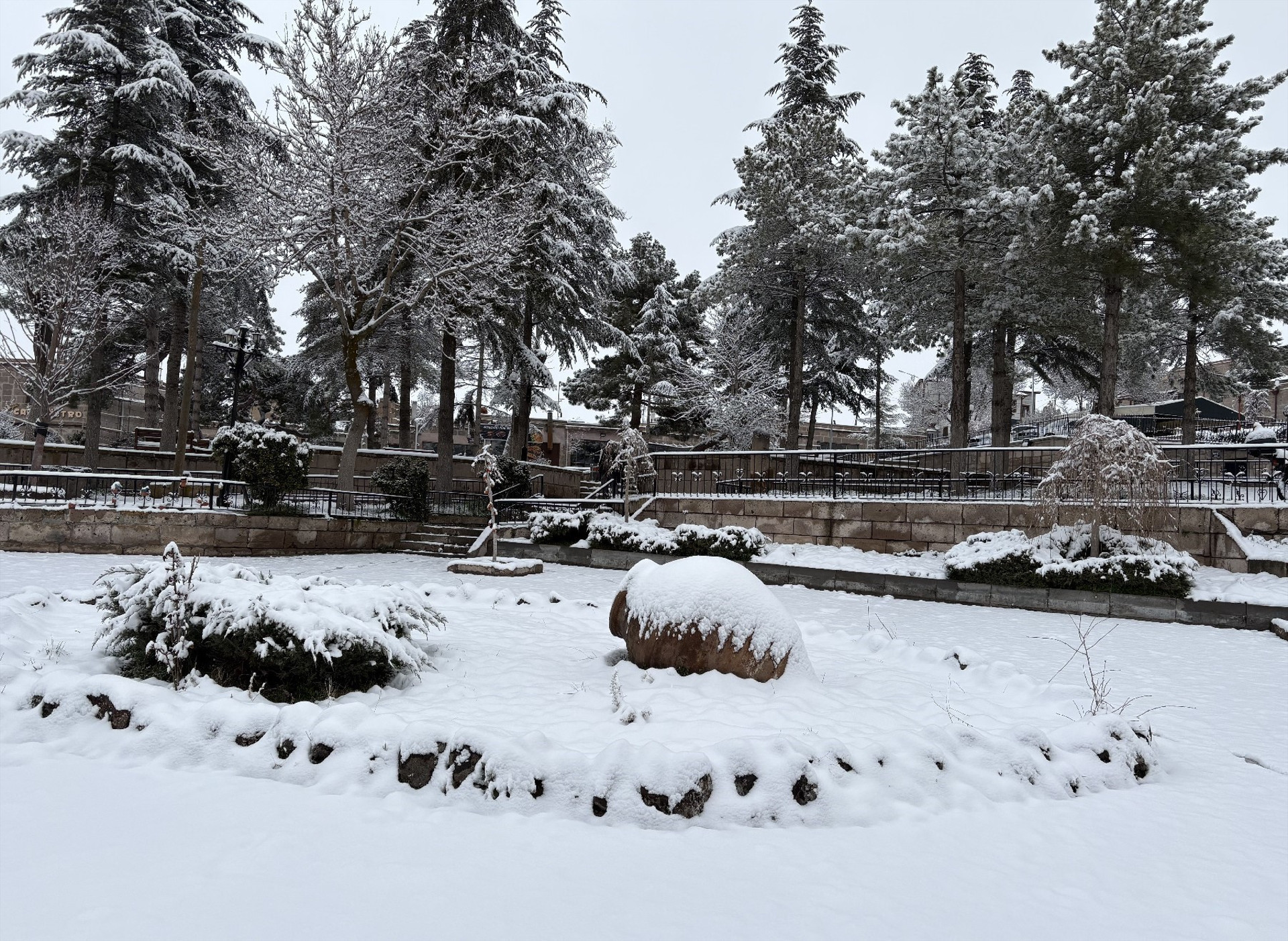 Bahar yerini kışa bıraktı Nisan ayında 4 metre karla mücadele... Birçok il beyaza büründü