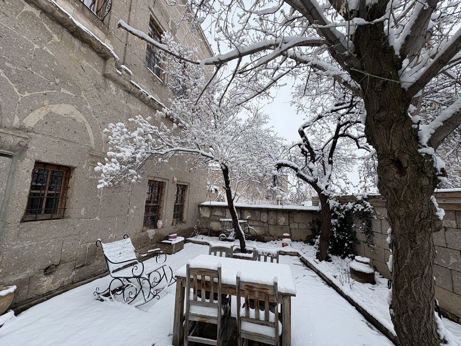 Bahar yerini kışa bıraktı Nisan ayında 4 metre karla mücadele... Birçok il beyaza büründü