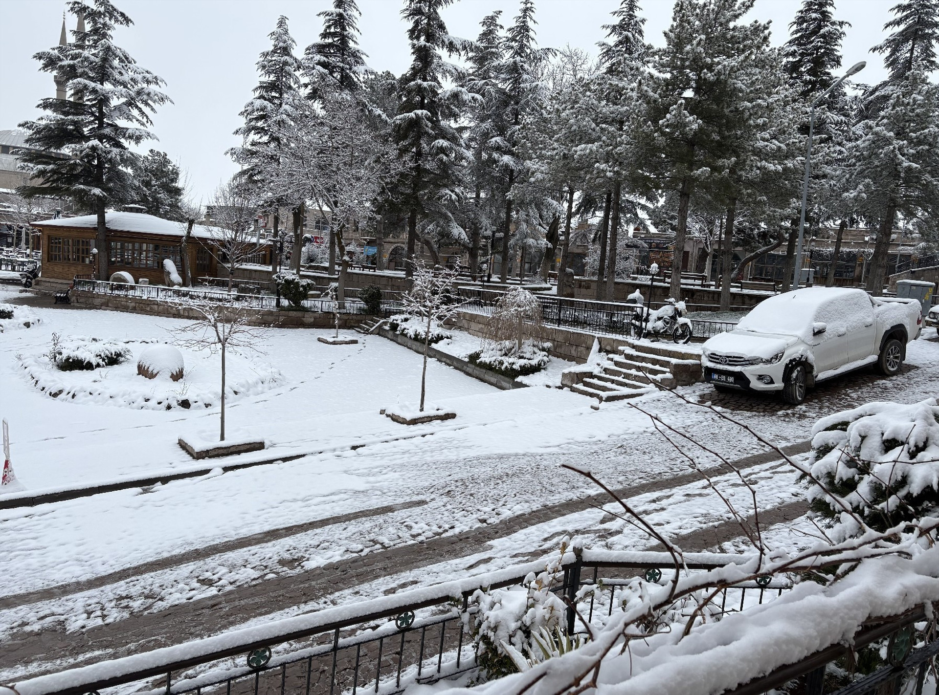 Bahar yerini kışa bıraktı Nisan ayında 4 metre karla mücadele... Birçok il beyaza büründü