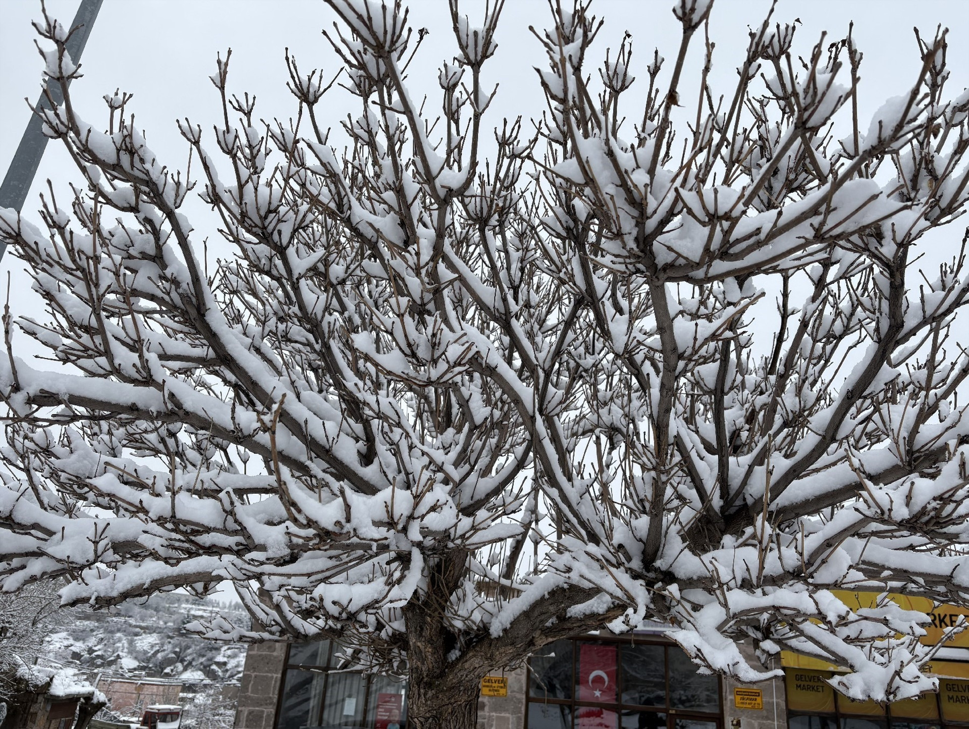Bahar yerini kışa bıraktı Nisan ayında 4 metre karla mücadele... Birçok il beyaza büründü