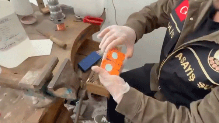 Fatih'te sahte altın imalathanesine baskın: 472 sahte altın ile çok sayıda sahte bilezik ele geçirildi