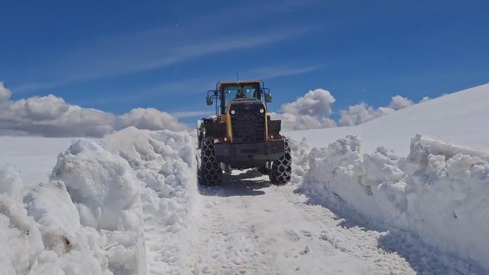 Bahar yerini kışa bıraktı Nisan ayında 4 metre karla mücadele... Birçok il beyaza büründü