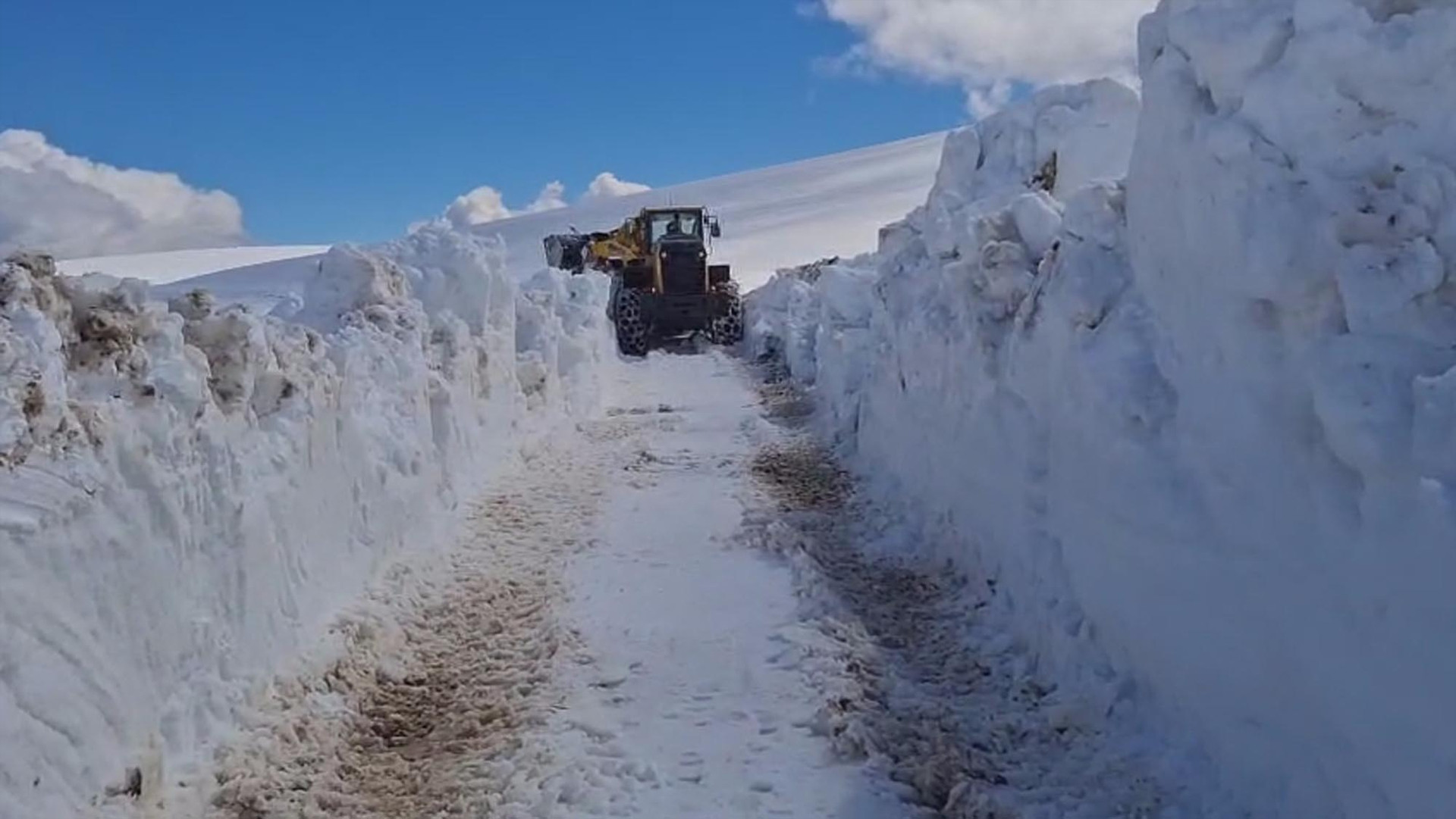 Bahar yerini kışa bıraktı Nisan ayında 4 metre karla mücadele... Birçok il beyaza büründü