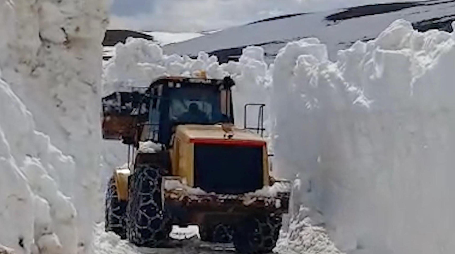 Bahar yerini kışa bıraktı Nisan ayında 4 metre karla mücadele... Birçok il beyaza büründü