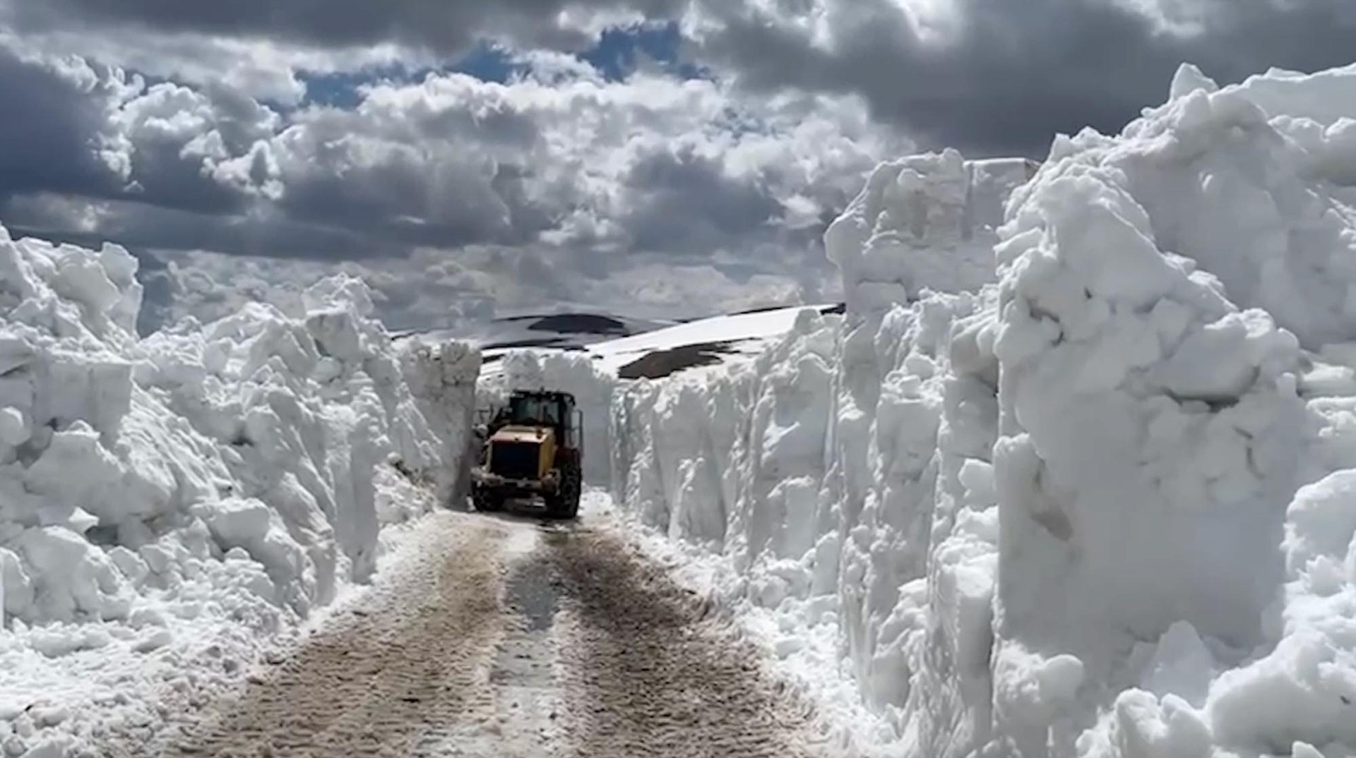 Bahar yerini kışa bıraktı Nisan ayında 4 metre karla mücadele... Birçok il beyaza büründü