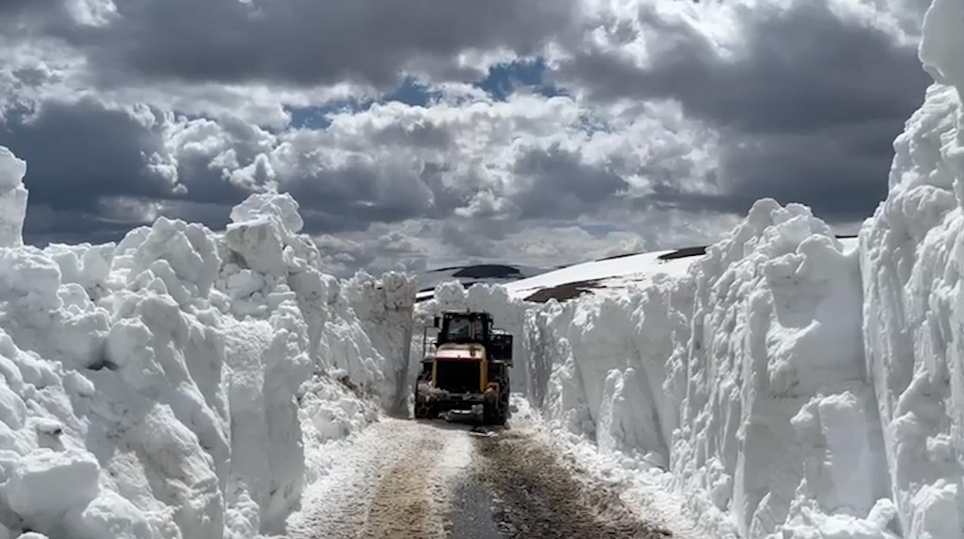 Bahar yerini kışa bıraktı Nisan ayında 4 metre karla mücadele... Birçok il beyaza büründü
