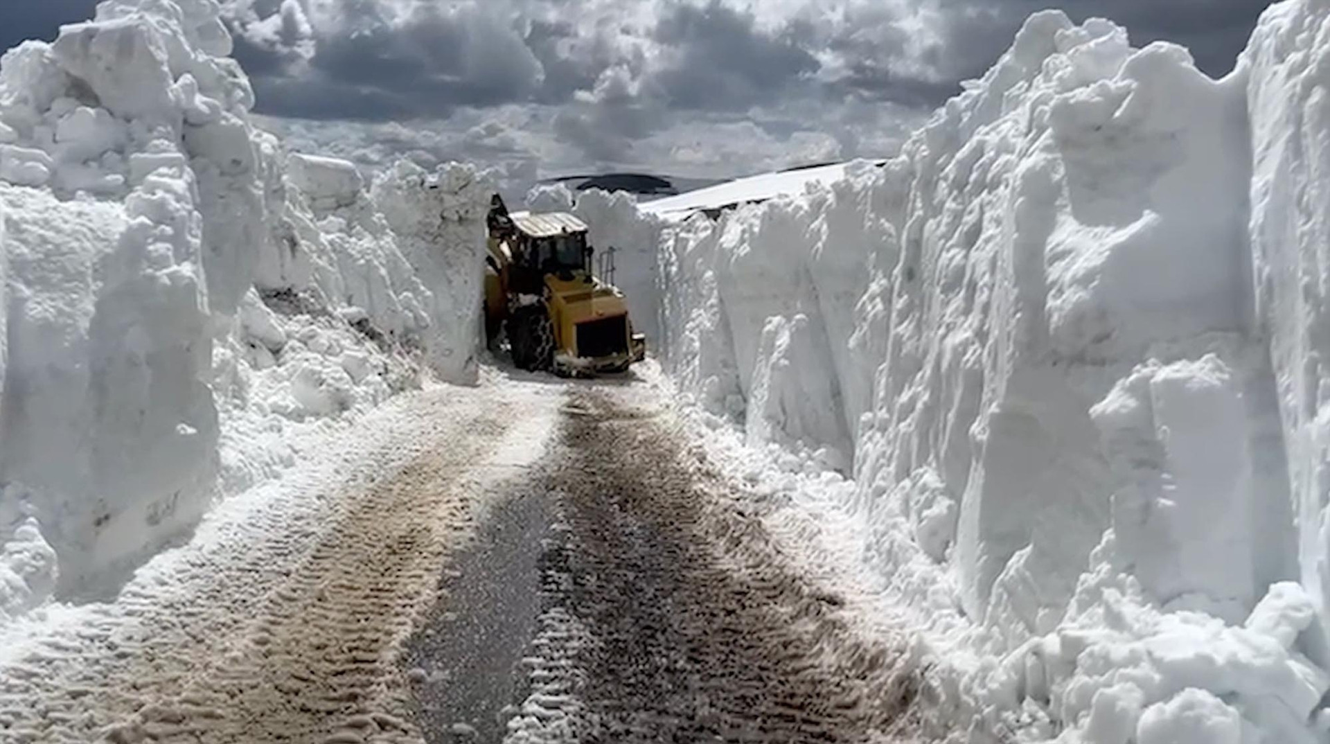 Bahar yerini kışa bıraktı Nisan ayında 4 metre karla mücadele... Birçok il beyaza büründü