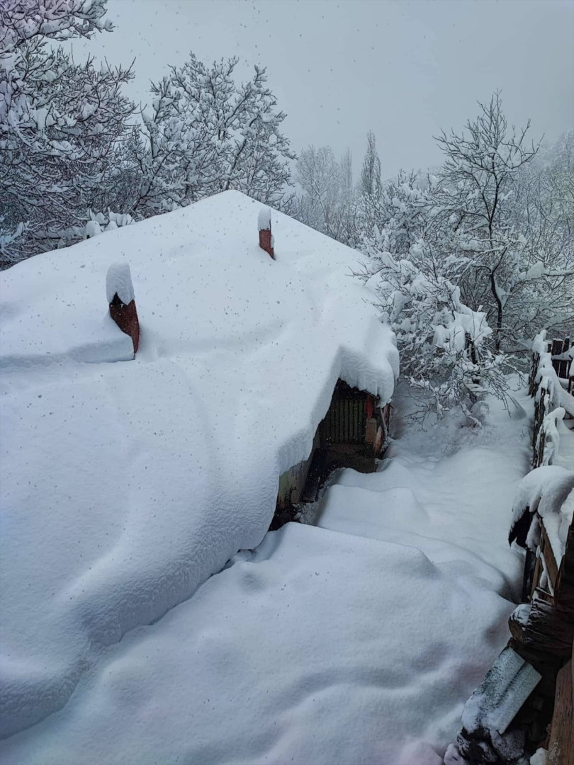 Bahar yerini kışa bıraktı Nisan ayında 4 metre karla mücadele... Birçok il beyaza büründü