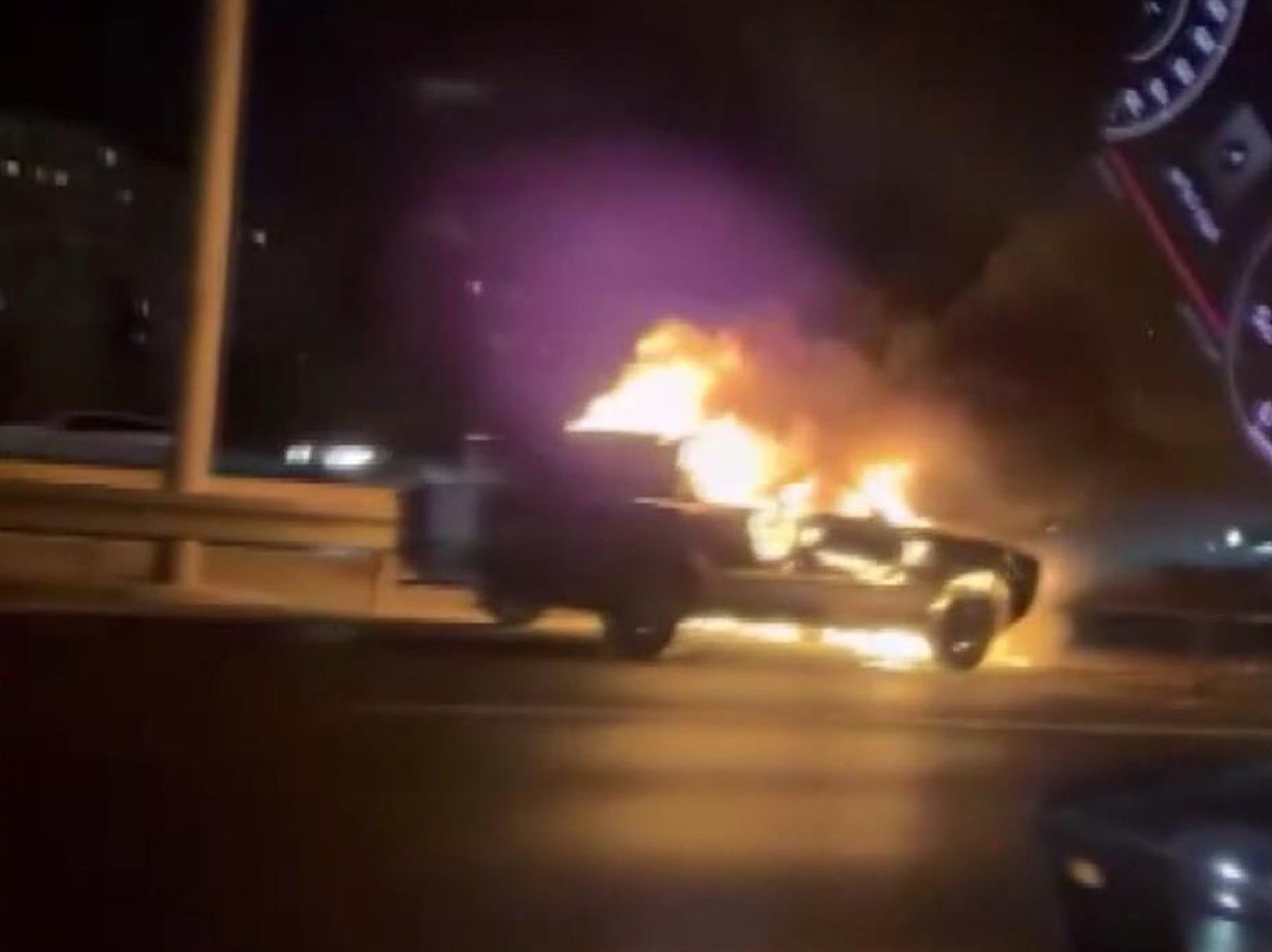 Ümraniye TEM Otoyolu’nda otomobil alev alev yandı